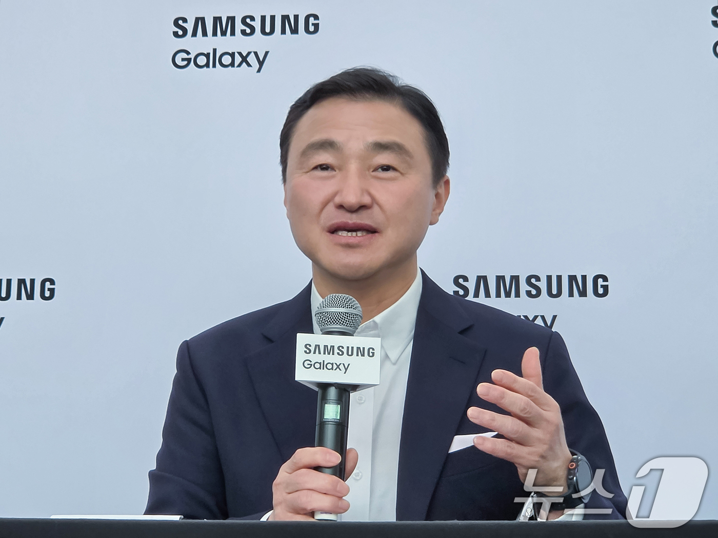 (서울=뉴스1) = 삼성전자 노태문 대표이사 겸 MX사업부장이 22일(현지시간) 영국 런던에서 '삼성 갤럭시 언팩 2026' 행사 후 국내 기자 간담회를 하고 있다.노 사장은 "올 …