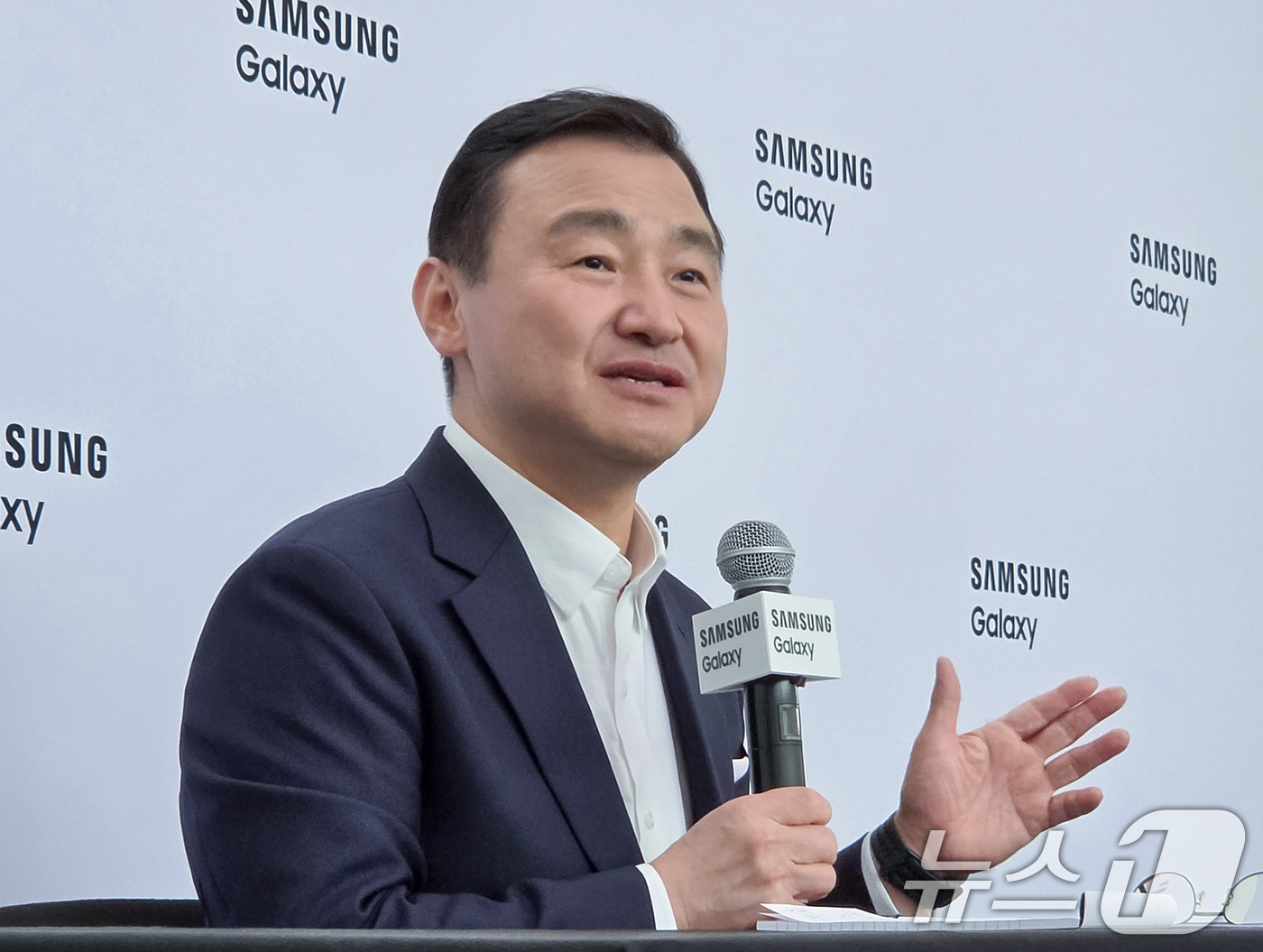 (서울=뉴스1) = 삼성전자 노태문 대표이사 겸 MX사업부장이 22일(현지시간) 영국 런던에서 '삼성 갤럭시 언팩 2026' 행사 후 국내 기자 간담회를 하고 있다. (삼성전자 제 …