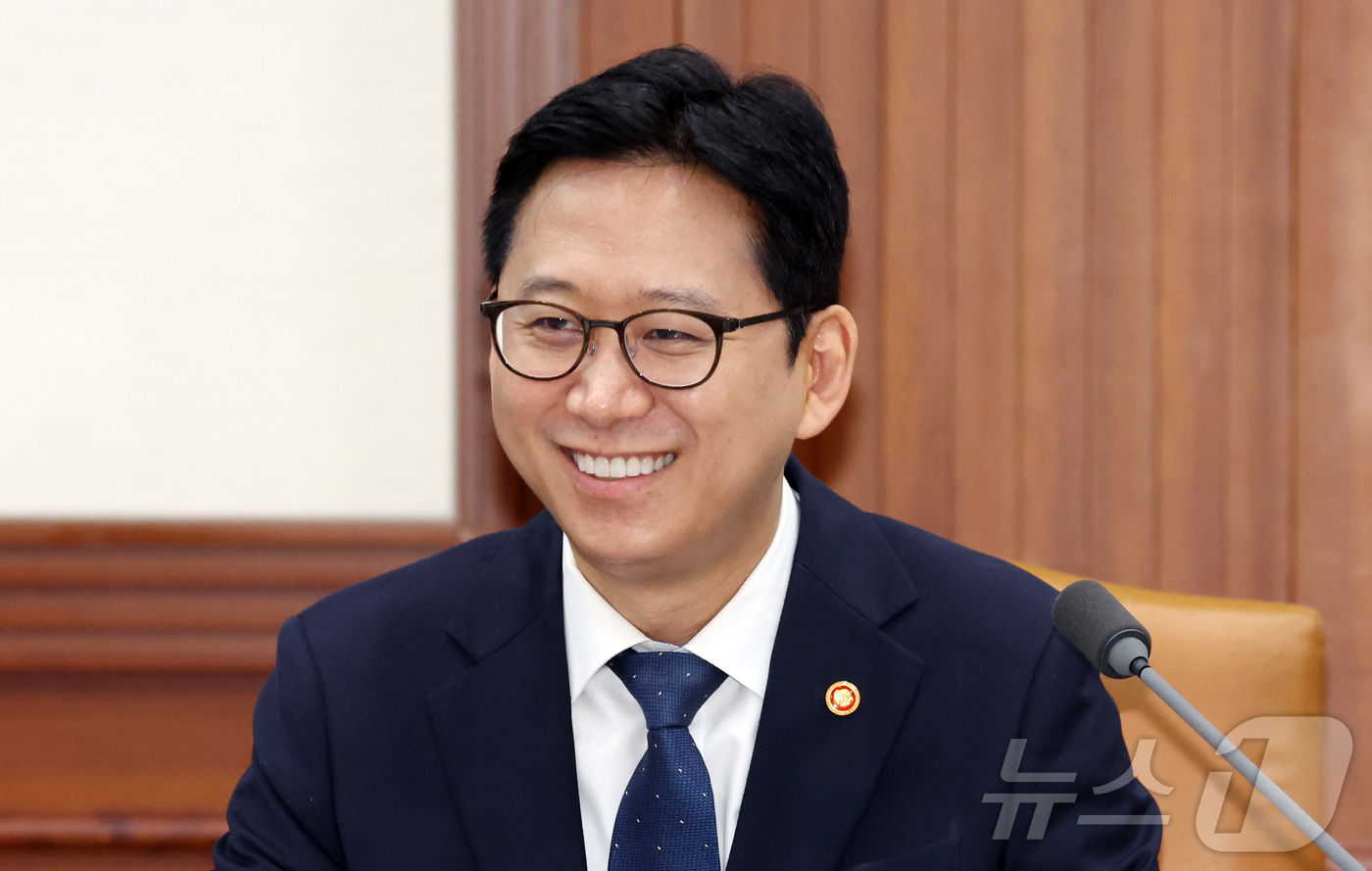 (서울=뉴스1) 김명섭 기자 = 배경훈 부총리 겸 과학기술정보통신부 장관이 23일 오전 서울 종로구 세종대로 정부서울청사에서 열린 과학기술관계장관회의에서 웃으며 인사를 하고있다. …