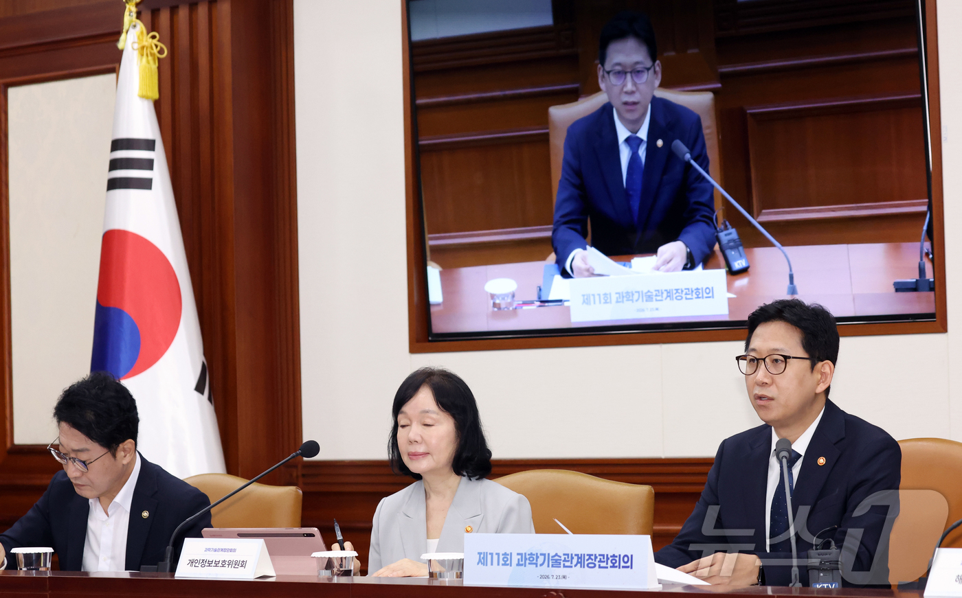 (서울=뉴스1) 김명섭 기자 = 배경훈 부총리 겸 과학기술정보통신부 장관이 23일 오전 서울 종로구 세종대로 정부서울청사에서 열린 과학기술관계장관회의에서 모두 발언을 하고 있다. …
