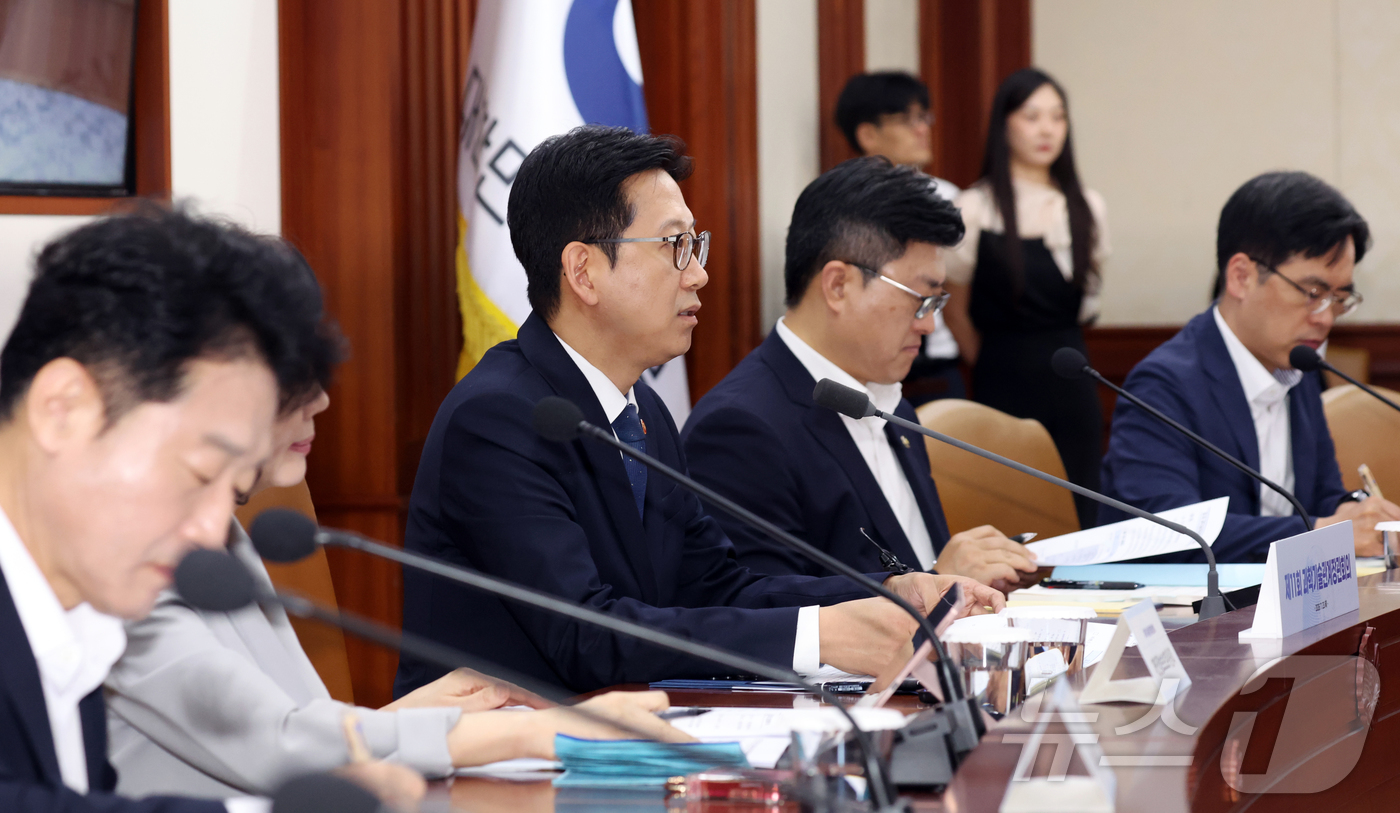 (서울=뉴스1) 김명섭 기자 = 배경훈 부총리 겸 과학기술정보통신부 장관이 23일 오전 서울 종로구 세종대로 정부서울청사에서 열린 과학기술관계장관회의에서 모두 발언을 하고 있다. …