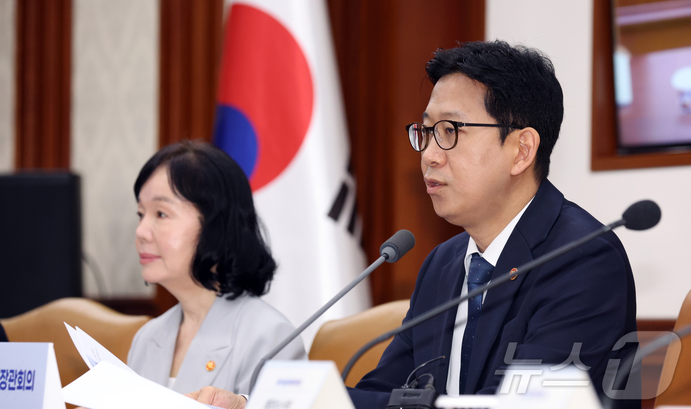 (서울=뉴스1) 김명섭 기자 = 배경훈 부총리 겸 과학기술정보통신부 장관이 23일 오전 서울 종로구 세종대로 정부서울청사에서 열린 과학기술관계장관회의에서 모두 발언을 하고 있다. …