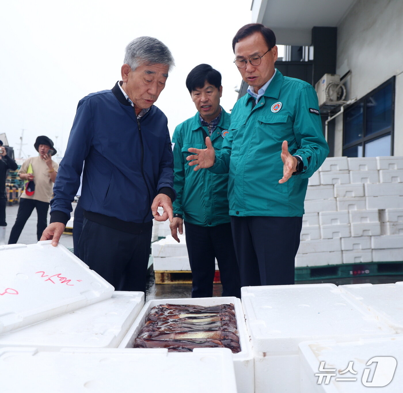 본문 이미지 - 서산수협 안흥위판장을 찾아 격려하는 윤희신 태안군수(맨 오른쪽)와 장문수 서산수산업협동조합장(태안군 제공. 재판매 및 DB금지)/뉴스1