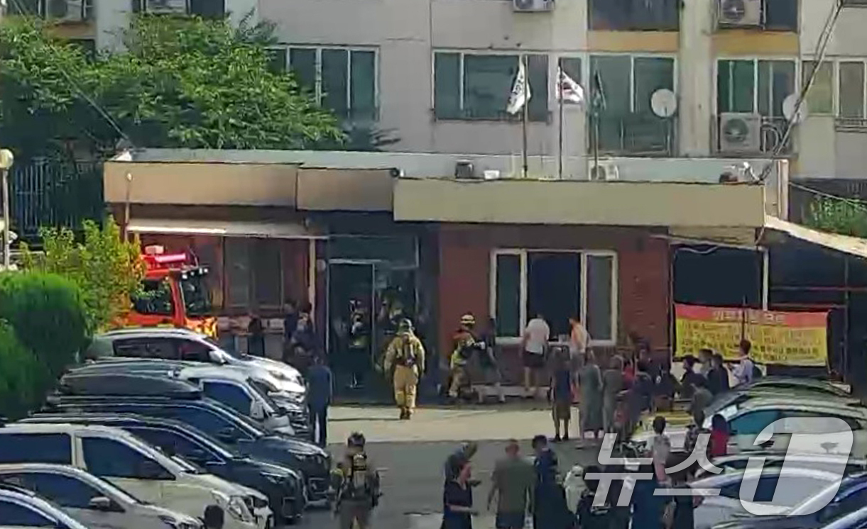 (경산=뉴스1) 최창호 기자 = 23일 오전 경북 경산시 사동에 있는 아파트 관리실에서 원인을 알 수 없는 불(폭발 추정)이 나 관리인 등 부상자가 다수 발생해 병원으로 이송됐다. …