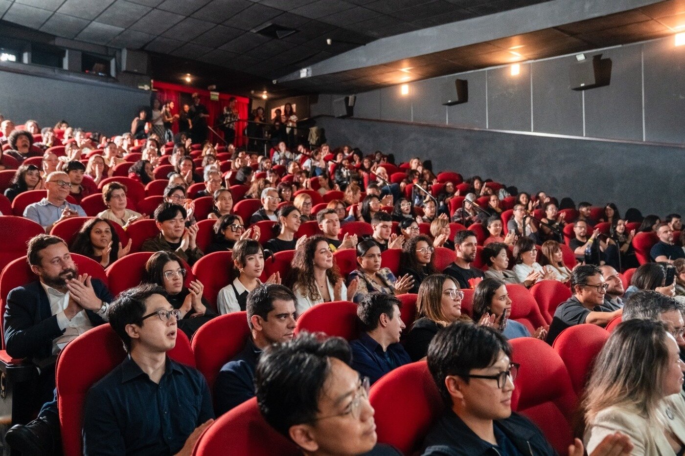 본문 이미지 - 지난해 열린 ‘한국영화 상영회’에 참석한 현대차 브라질법인(HMB) 직원과 현지 주민들이 상영 후 박수갈채를 보내고 있는 모습(현대차그룹 제공). 2026.7.23.