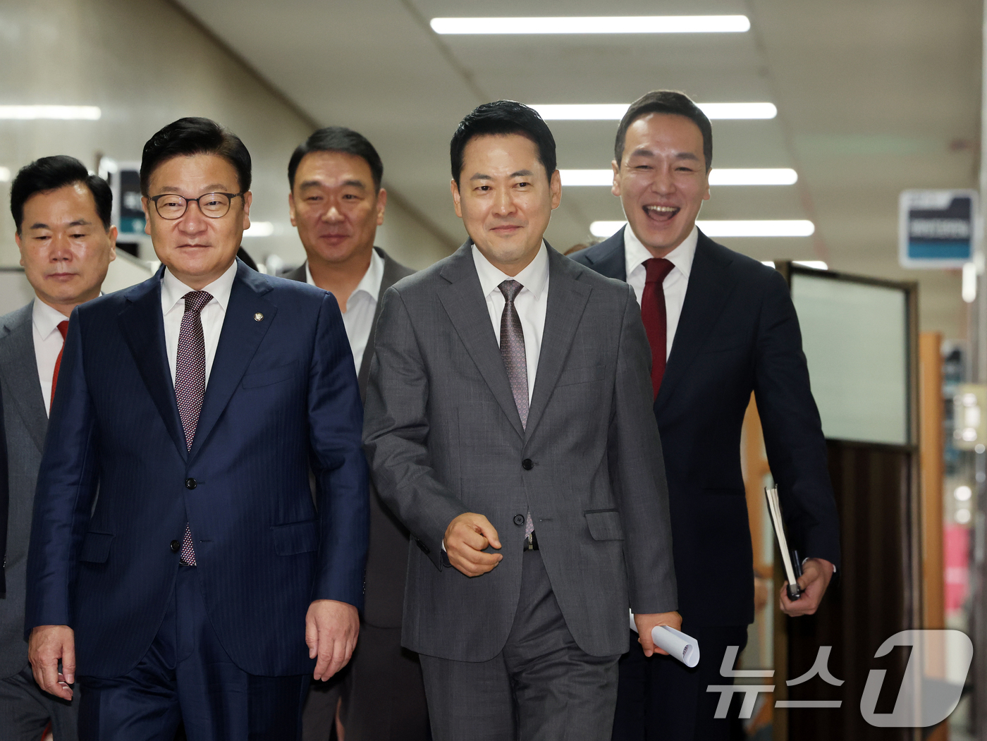 (서울=뉴스1) 황기선 기자 = 국민의힘 장동혁 대표와 정점식 원내대표가 23일 오전 서울 여의도 국회에서 열린 최고위원회의에 참석하고 있다.  2026.7.23/뉴스1