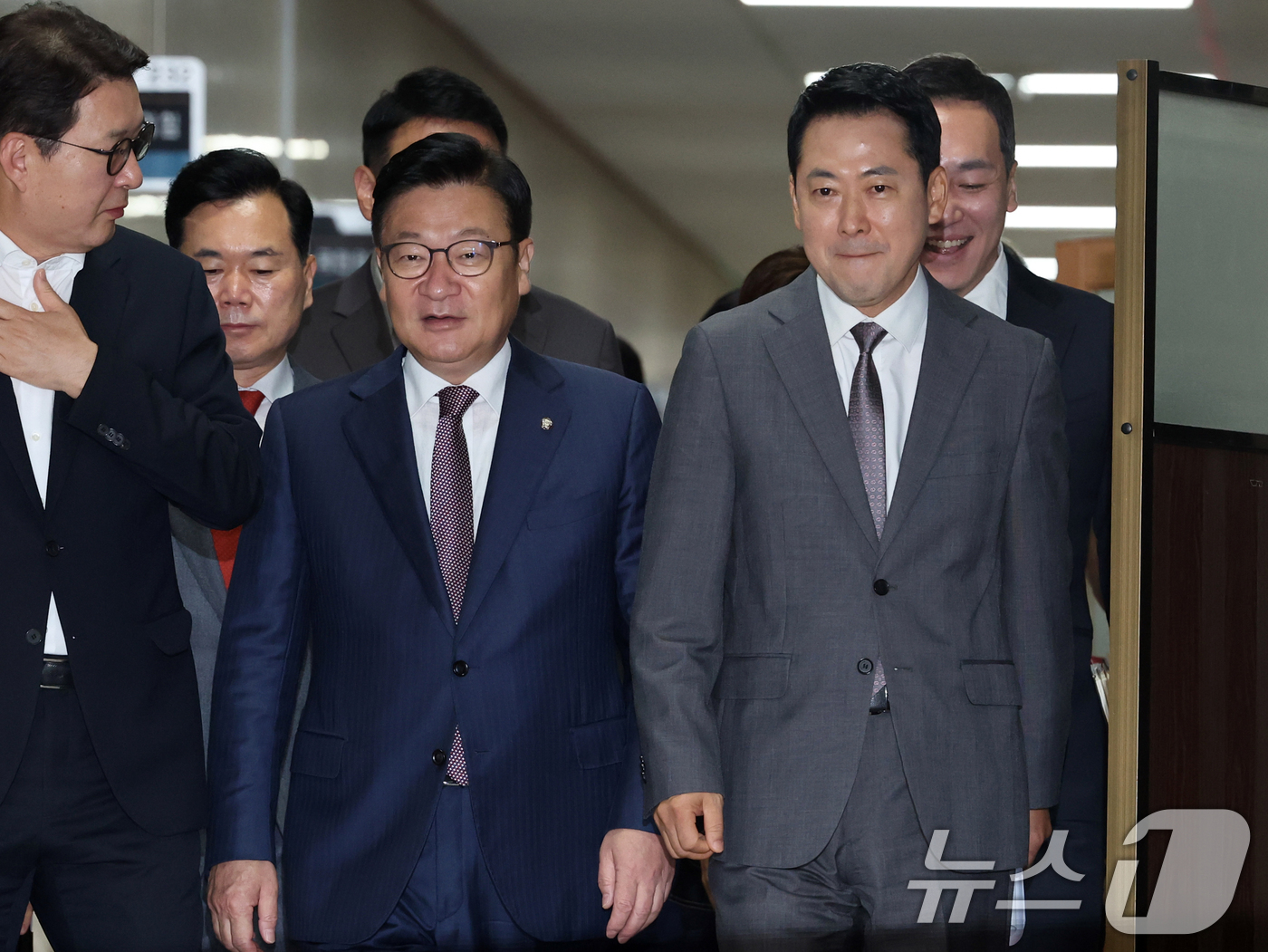(서울=뉴스1) 황기선 기자 = 국민의힘 장동혁 대표와 정점식 원내대표가 23일 오전 서울 여의도 국회에서 열린 최고위원회의에 참석하고 있다.  2026.7.23/뉴스1