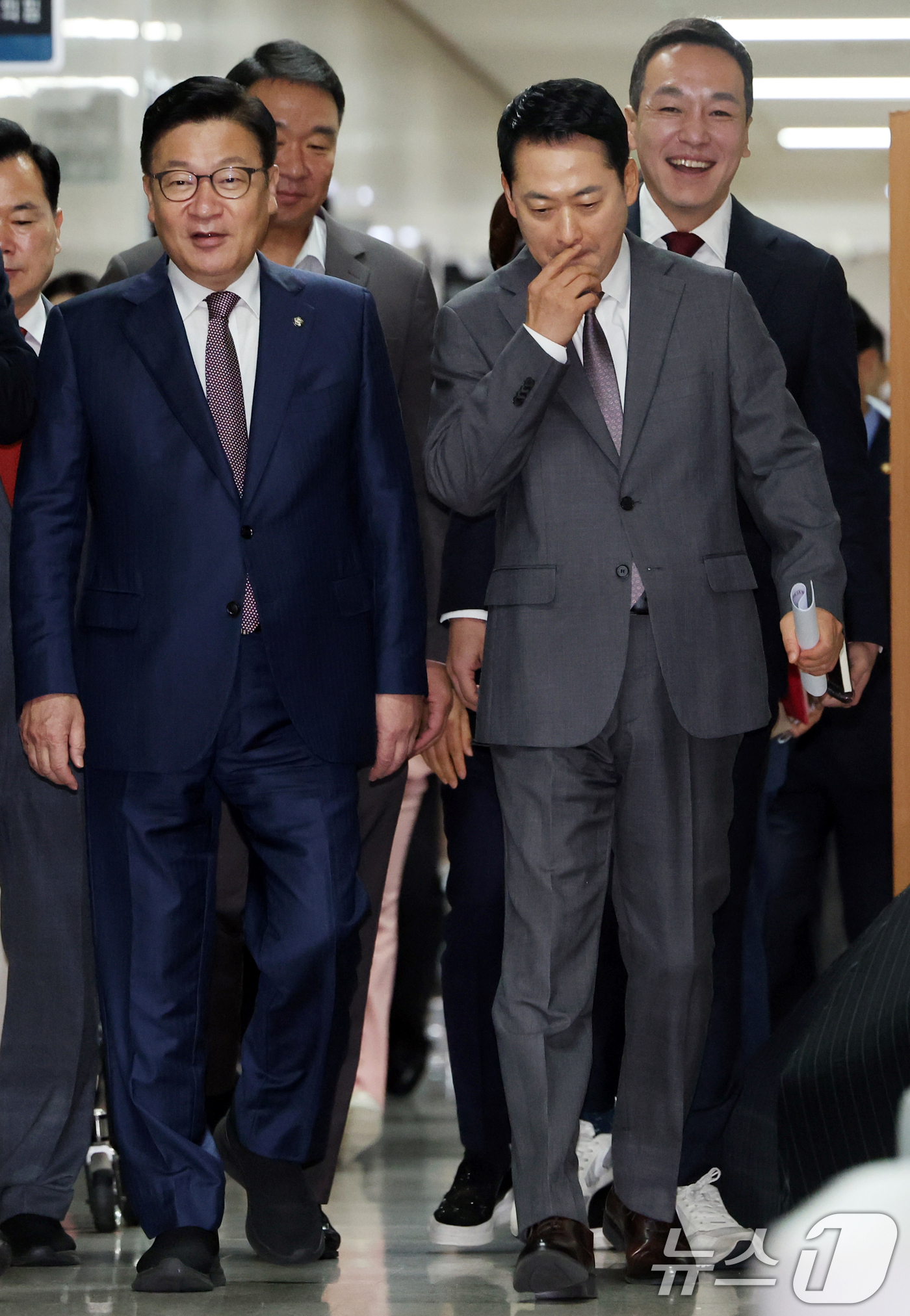 (서울=뉴스1) 황기선 기자 = 국민의힘 장동혁 대표와 정점식 원내대표가 23일 오전 서울 여의도 국회에서 열린 최고위원회의에 참석하고 있다.  2026.7.23/뉴스1