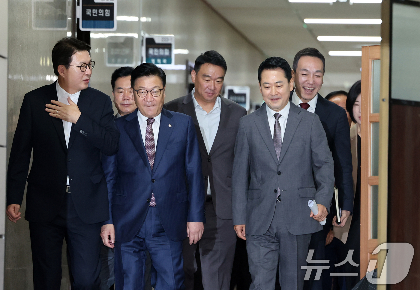 (서울=뉴스1) 황기선 기자 = 국민의힘 장동혁 대표와 정점식 원내대표가 23일 오전 서울 여의도 국회에서 열린 최고위원회의에 참석하고 있다.  2026.7.23/뉴스1