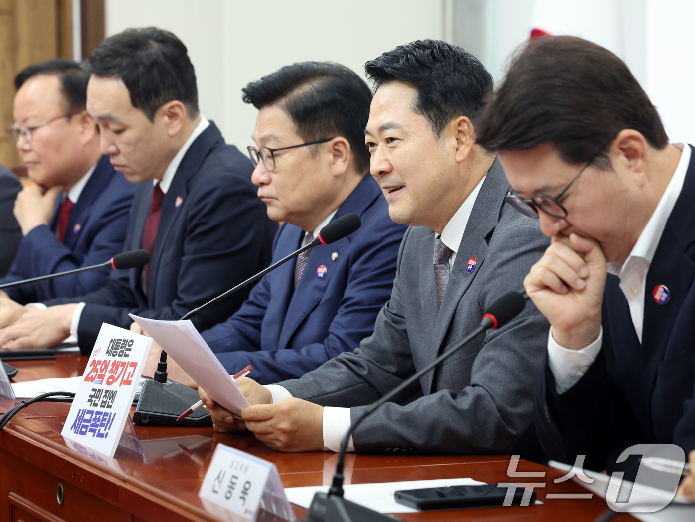 (서울=뉴스1) 황기선 기자 = 장동혁 국민의힘 대표가 23일 오전 서울 여의도 국회에서 열린 최고위원회의에서 모두발언을 하고 있다.  2026.7.23/뉴스1