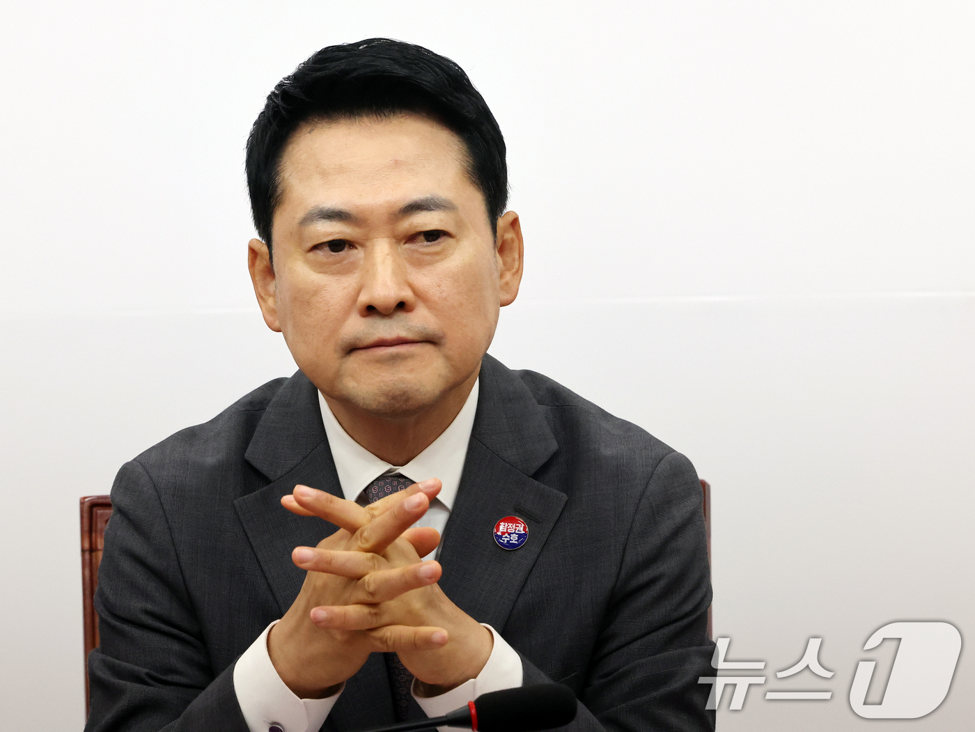(서울=뉴스1) 황기선 기자 = 장동혁 국민의힘 대표가 23일 오전 서울 여의도 국회에서 열린 최고위원회의에서 생각에 잠겨 있다.  2026.7.23/뉴스1