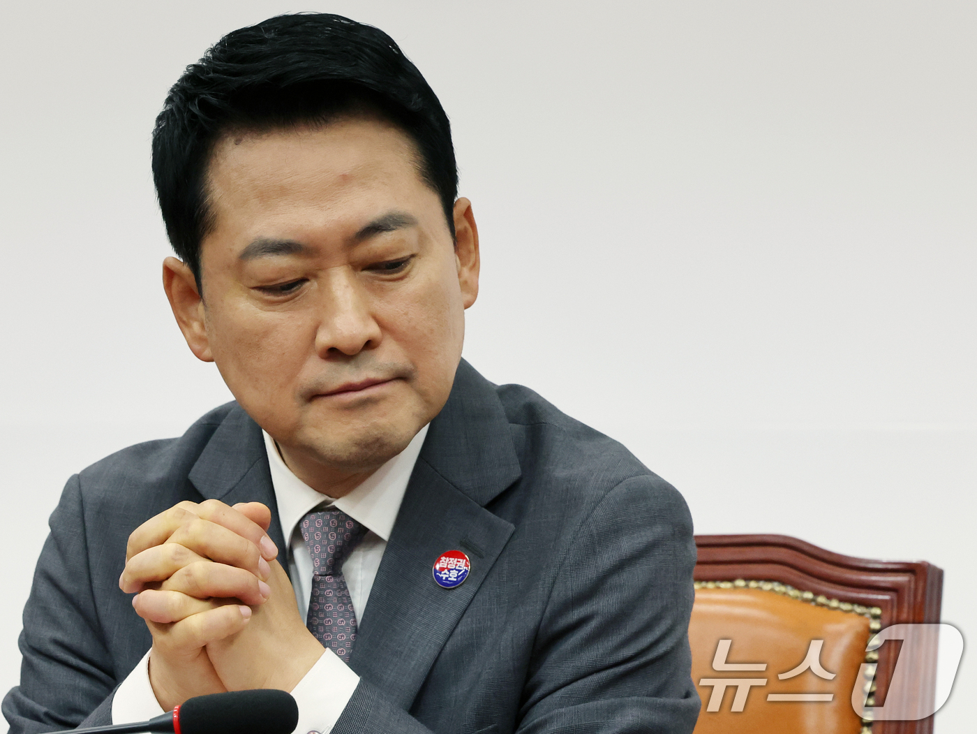 (서울=뉴스1) 황기선 기자 = 장동혁 국민의힘 대표가 23일 오전 서울 여의도 국회에서 열린 최고위원회의에서 생각에 잠겨 있다.  2026.7.23/뉴스1