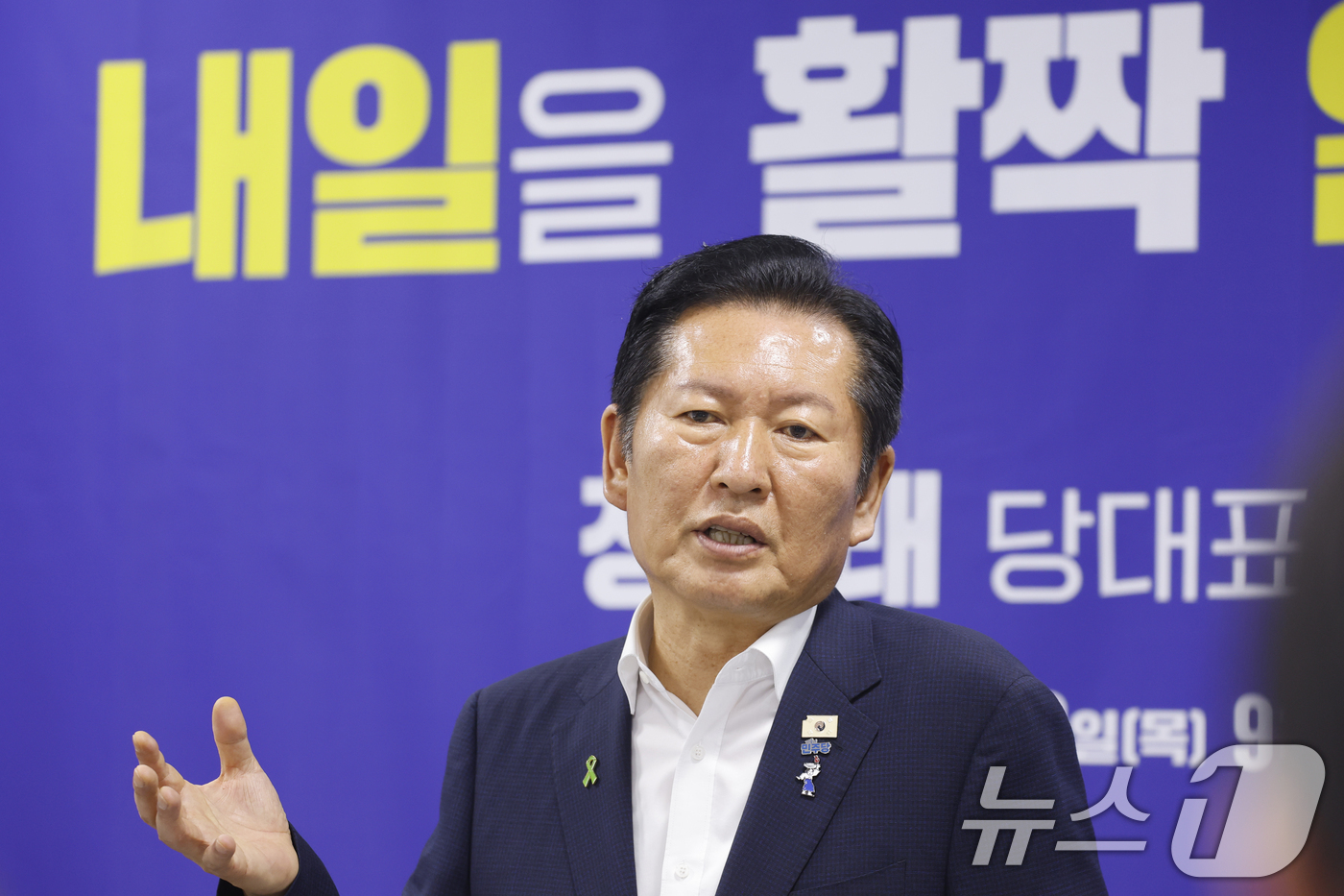(광주=뉴스1) 김태성 기자 = 정청래 더불어민주당 당대표 후보가 23일 전남광주통합특별시의회 광주청사 브리핑룸에서 기자회견을 갖고 공약을 설명하고 있다.  2026.7.23/뉴스 …