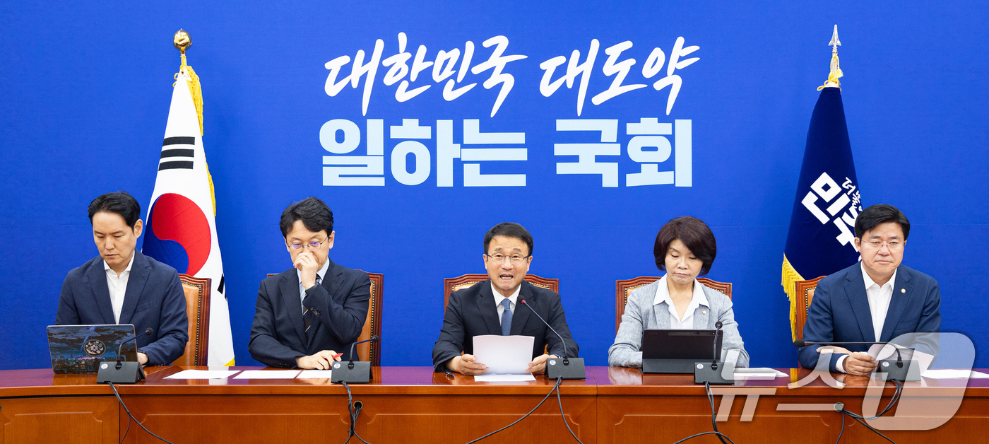 (서울=뉴스1) 유승관 기자 = 한병도 더불어민주당 당대표 직무대행 겸 원내대표가 23일 서울 여의도 국회에서 열린 정책조정회의에서 모두 발언을 하고 있다. 2026.7.23/뉴스 …