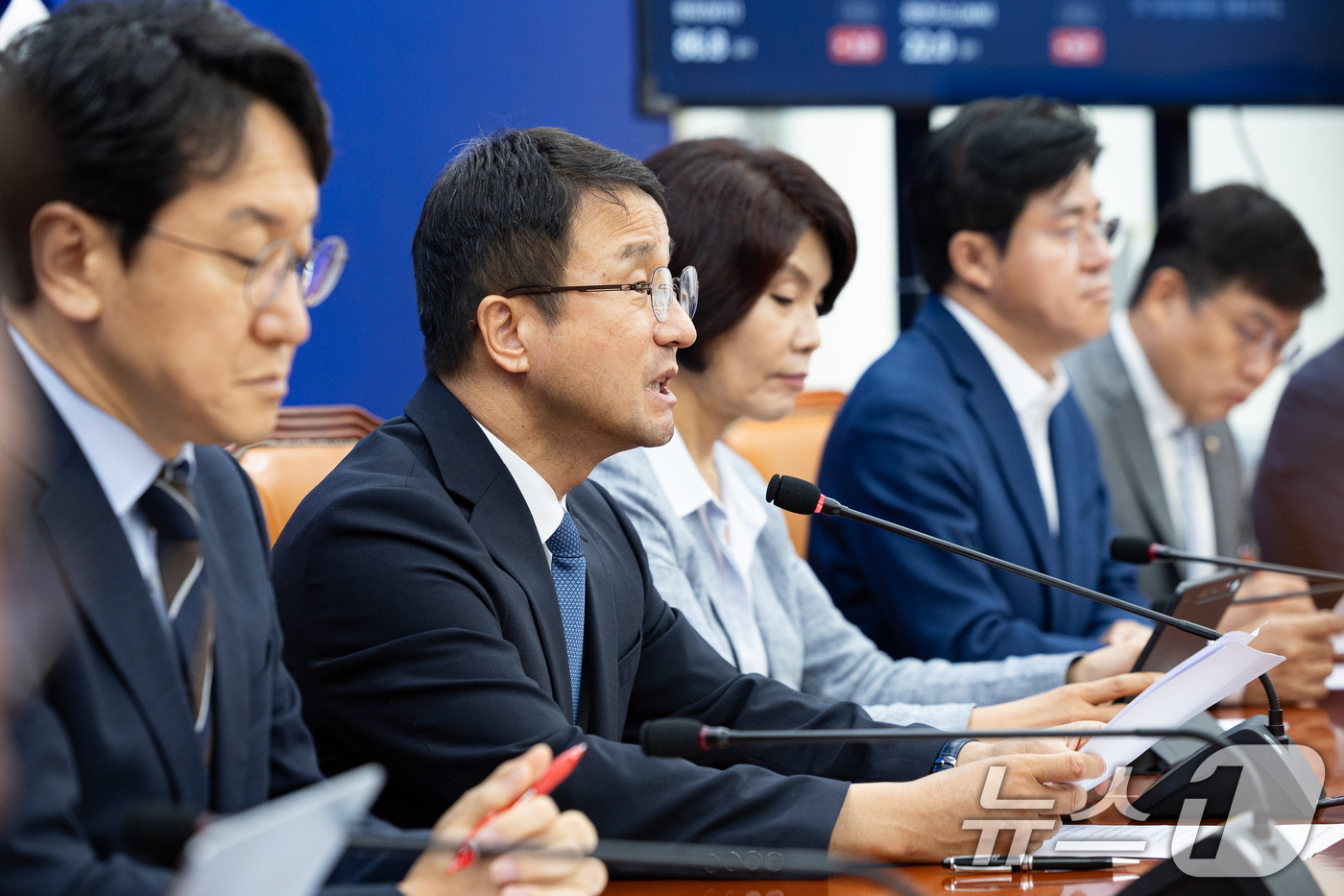(서울=뉴스1) 유승관 기자 = 한병도 더불어민주당 당대표 직무대행 겸 원내대표가 23일 서울 여의도 국회에서 열린 정책조정회의에서 모두 발언을 하고 있다. 2026.7.23/뉴스 …