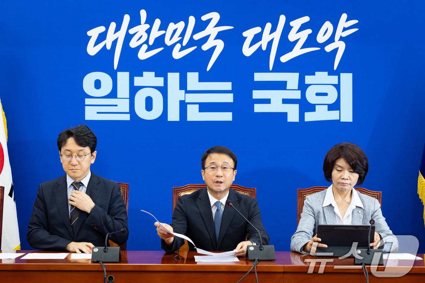 (서울=뉴스1) 유승관 기자 = 한병도 더불어민주당 당대표 직무대행 겸 원내대표가 23일 서울 여의도 국회에서 열린 정책조정회의에서 모두 발언을 하고 있다. 2026.7.23/뉴스 …