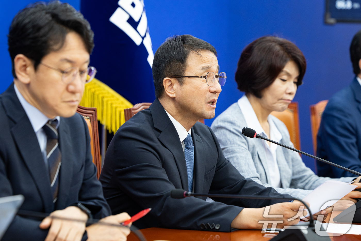 (서울=뉴스1) 유승관 기자 = 한병도 더불어민주당 당대표 직무대행 겸 원내대표가 23일 서울 여의도 국회에서 열린 정책조정회의에서 모두 발언을 하고 있다. 2026.7.23/뉴스 …