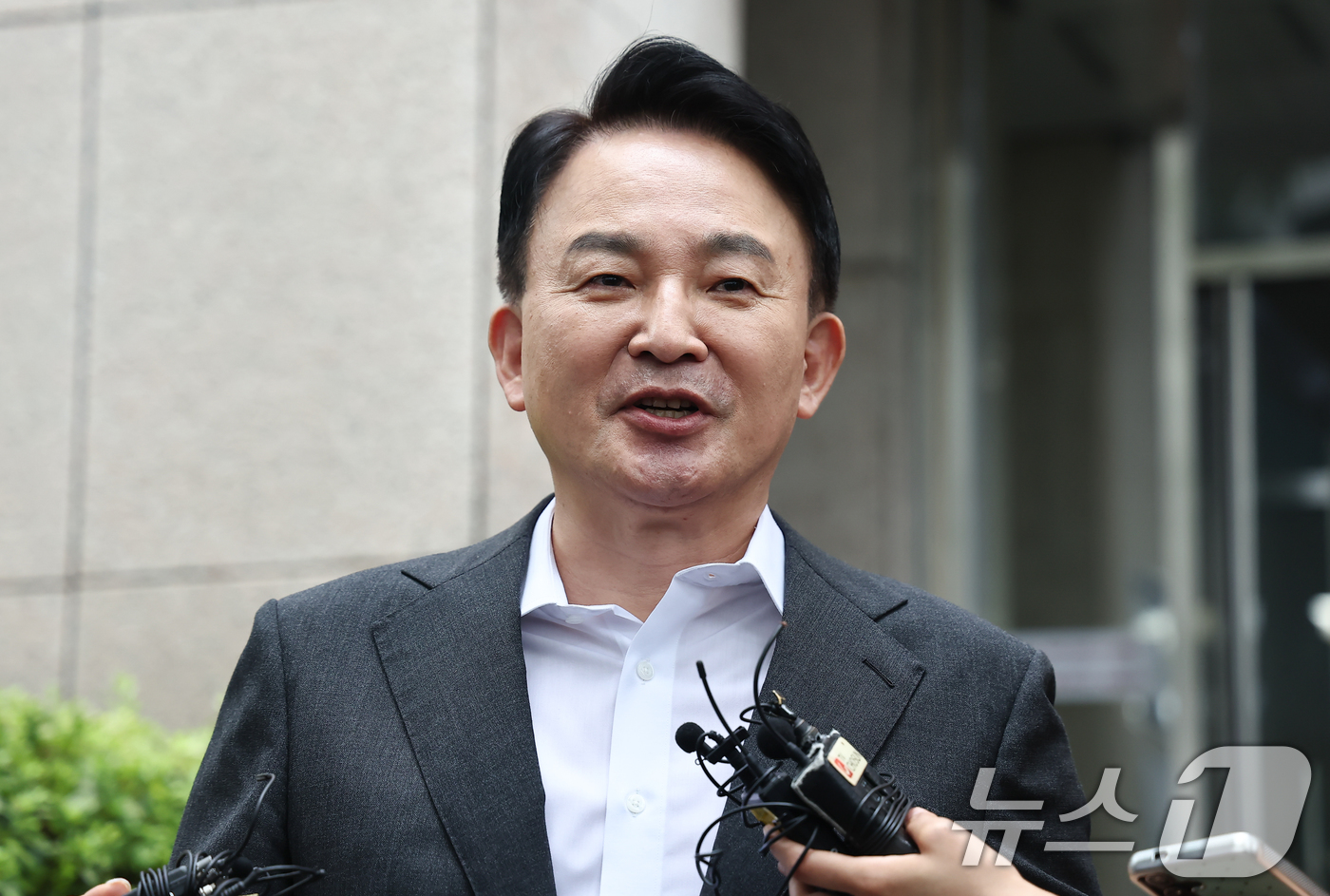 (과천=뉴스1) 김도우 기자 = 원희룡 전 국토교통부 장관이 23일 직권남용 권리행사방해혐의 관련 피의자 조사를 받기 위해 경기 과천 2차 종합특검 사무실로 출석하며 취재진 질문에 …