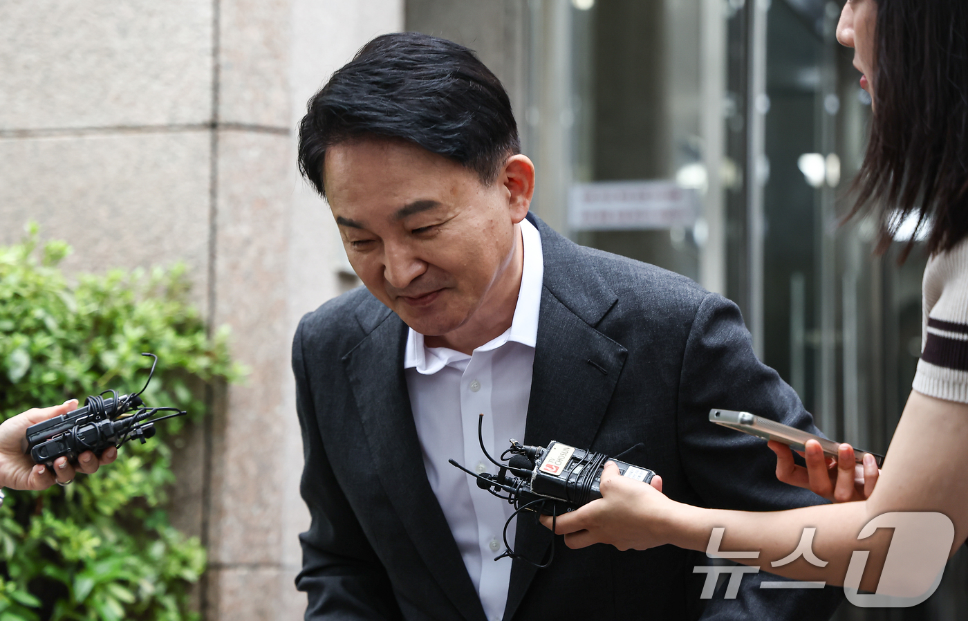 (과천=뉴스1) 김도우 기자 = 원희룡 전 국토교통부 장관이 23일 직권남용 권리행사방해혐의 관련 피의자 조사를 받기 위해 경기 과천 2차 종합특검 사무실로 출석하며 고개숙여 인사 …