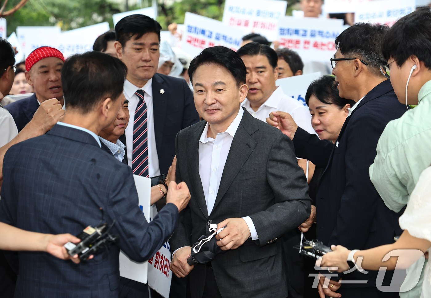 (과천=뉴스1) 김도우 기자 = 원희룡 전 국토교통부 장관이 23일 직권남용 권리행사방해혐의 관련 피의자 조사를 받기 위해 경기 과천 2차 종합특검 사무실로 출석하고 있다. 202 …
