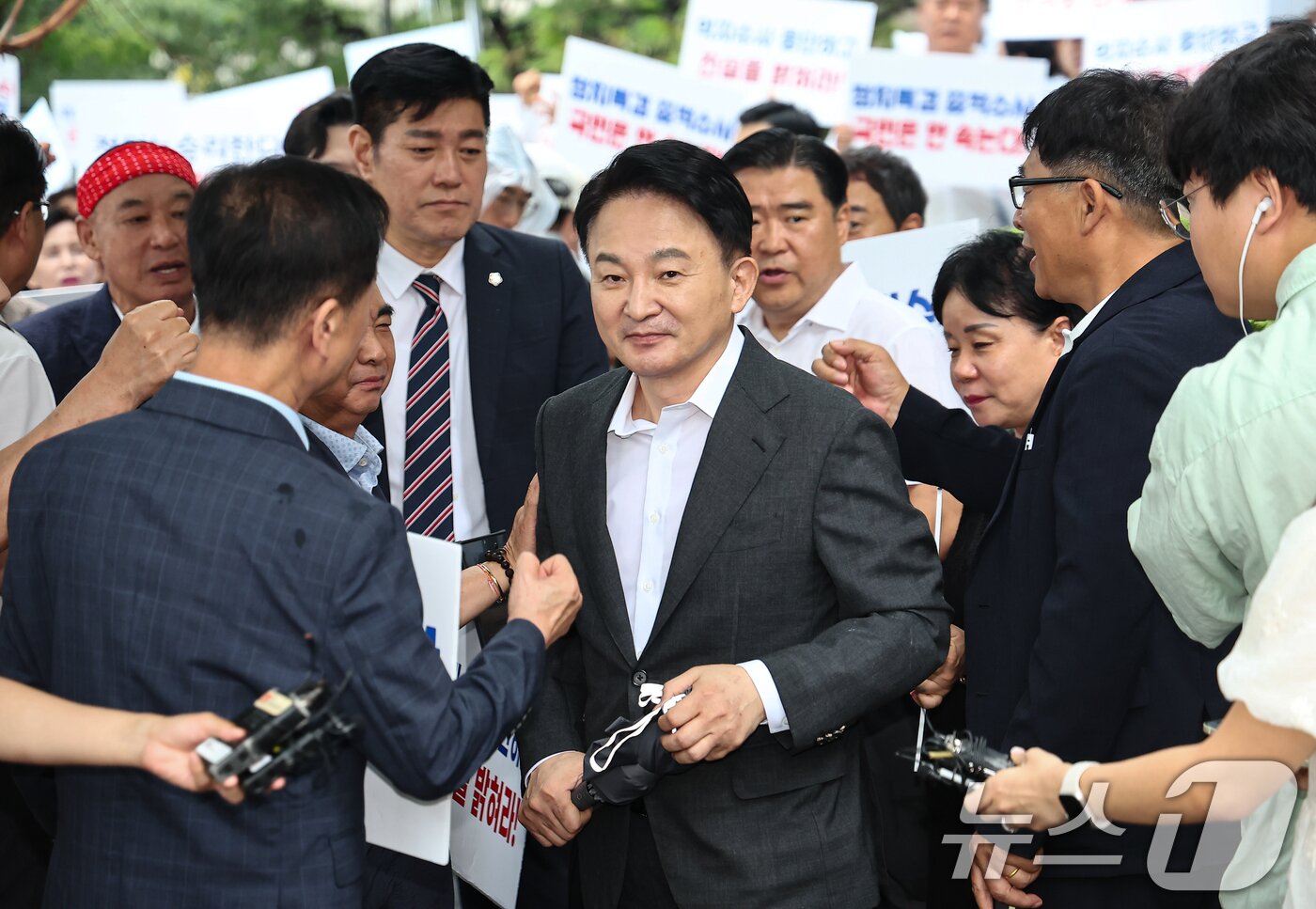 본문 이미지 - 원희룡 전 국토교통부 장관이 23일 직권남용 권리행사방해혐의 관련 피의자 조사를 받기 위해 경기 과천 2차 종합특검 사무실로 출석하고 있다. 2026.7.23 ⓒ 뉴스1 김도우 기자