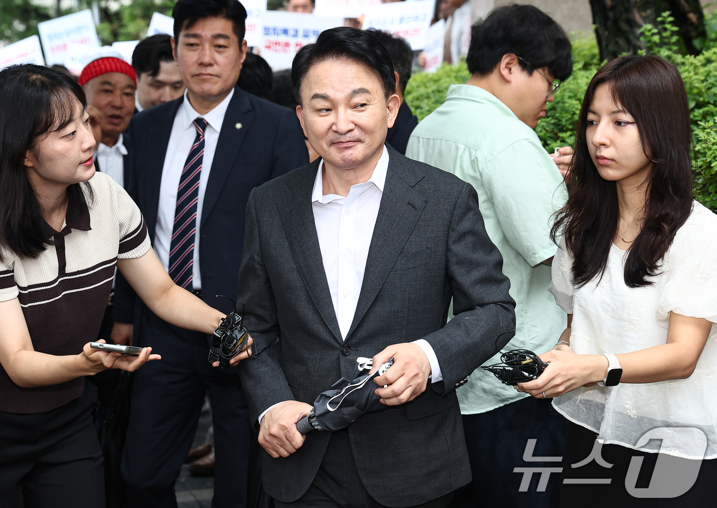 (과천=뉴스1) 김도우 기자 = 원희룡 전 국토교통부 장관이 23일 직권남용 권리행사방해혐의 관련 피의자 조사를 받기 위해 경기 과천 2차 종합특검 사무실로 출석하고 있다. 202 …