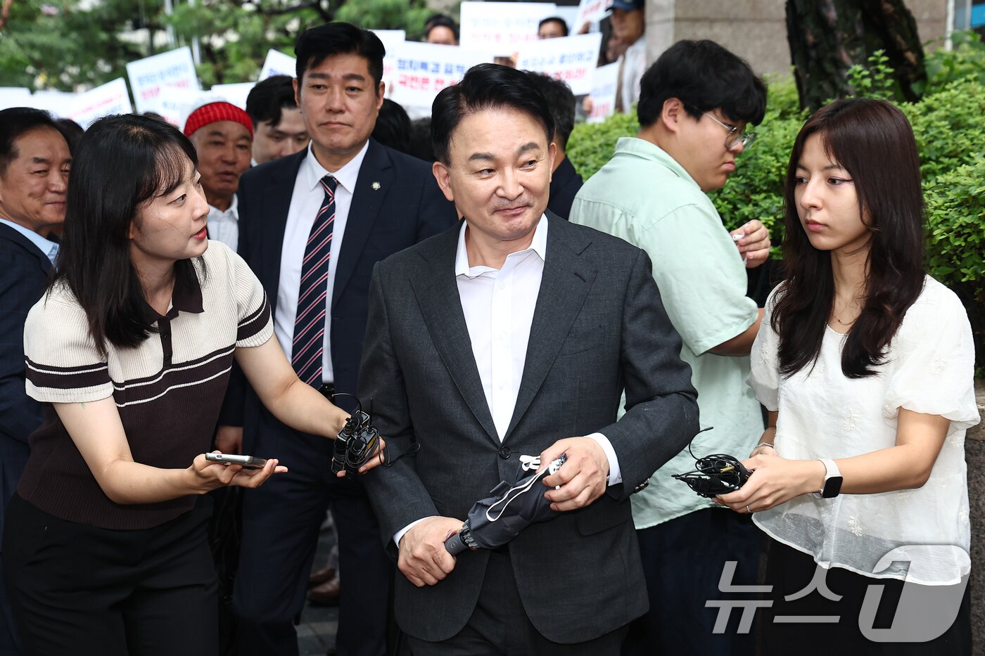 본문 이미지 - 원희룡 전 국토교통부 장관이 23일 직권남용 권리행사방해혐의 관련 피의자 조사를 받기 위해 경기 과천 2차 종합특검 사무실로 출석하고 있다. 2026.7.23 ⓒ 뉴스1 김도우 기자