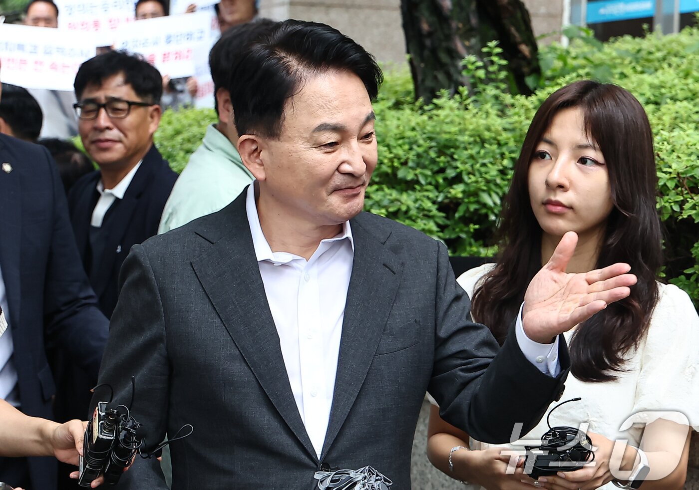 본문 이미지 - 원희룡 전 국토교통부 장관이 23일 직권남용 권리행사방해혐의 관련 피의자 조사를 받기 위해 경기 과천 2차 종합특검 사무실로 출석하고 있다. 2026.7.23 ⓒ 뉴스1 김도우 기자