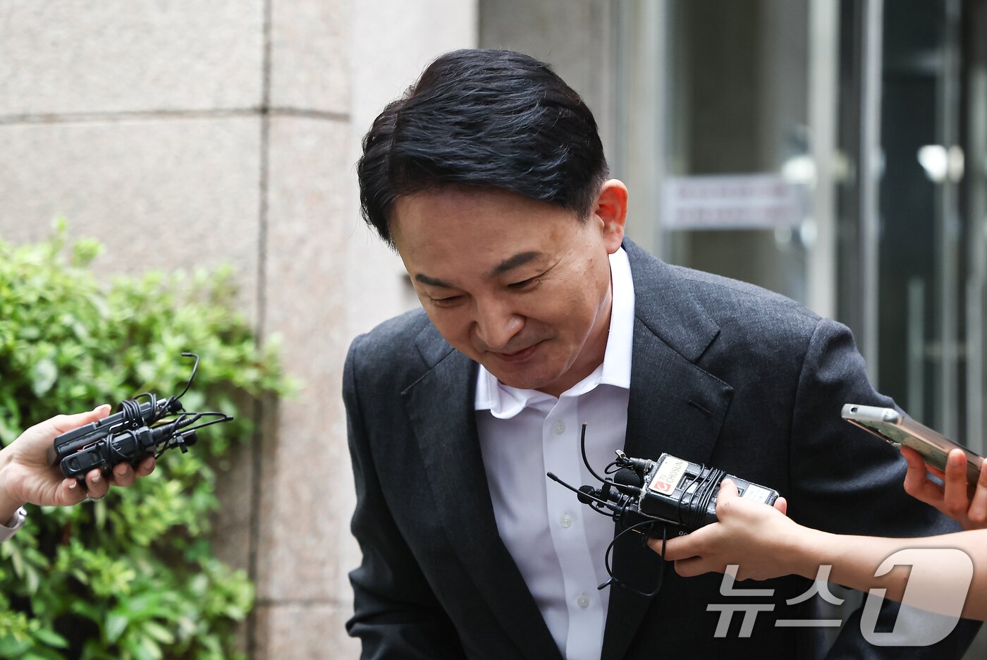 본문 이미지 - 원희룡 전 국토교통부 장관이 23일 직권남용 권리행사방해혐의 관련 피의자 조사를 받기 위해 경기 과천 2차 종합특검 사무실로 출석하며 고개숙여 인사하고 있다. 2026.7.23 ⓒ 뉴스1 김도우 기자