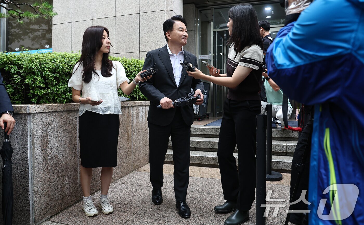본문 이미지 - 원희룡 전 국토교통부 장관이 23일 직권남용 권리행사방해혐의 관련 피의자 조사를 받기 위해 경기 과천 2차 종합특검 사무실로 출석하고 있다. 2026.7.23 ⓒ 뉴스1 김도우 기자