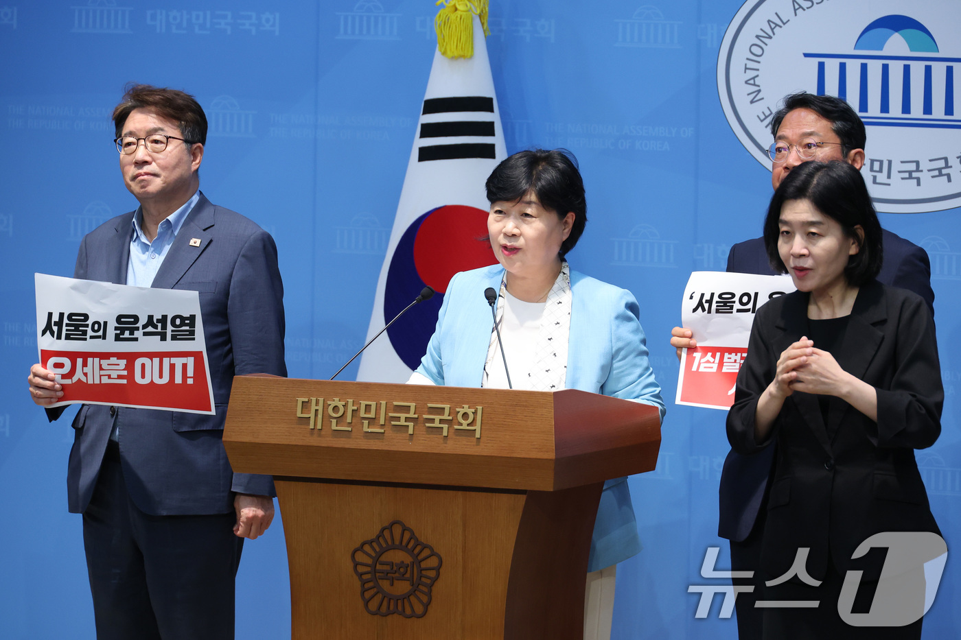 (서울=뉴스1) 신웅수 기자 = 서영교 더불어민주당 명태균 게이트 진상조사단 단장이 23일 서울 여의도 국회 소통관에서  유죄 선고를 받은 오세훈 서울시장의 사퇴를 촉구하고 있다. …