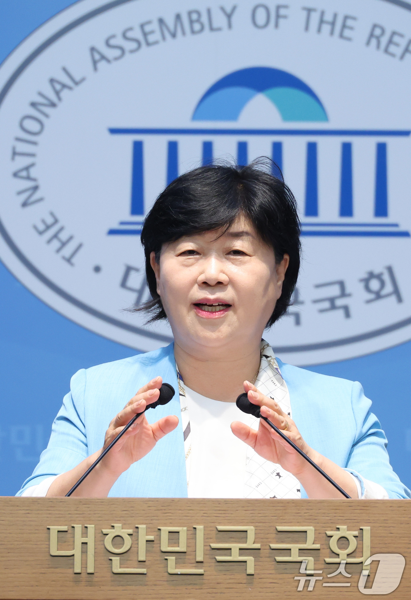 (서울=뉴스1) 신웅수 기자 = 서영교 더불어민주당 명태균 게이트 진상조사단 단장이 23일 서울 여의도 국회 소통관에서  유죄 선고를 받은 오세훈 서울시장의 사퇴를 촉구하고 있다. …