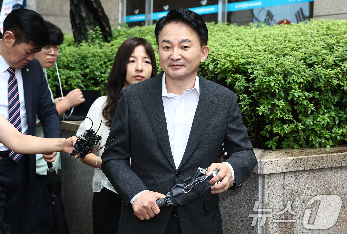 본문 이미지 - 원희룡 전 국토교통부 장관이 23일 직권남용 권리행사방해혐의 관련 피의자 조사를 받기 위해 경기 과천 2차 종합특검 사무실로 출석하고 있다. 2026.7.23 ⓒ 뉴스1 김도우 기자