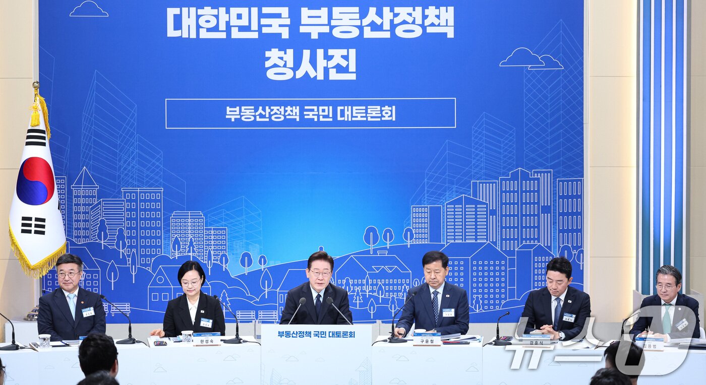 본문 이미지 - 이재명 대통령이 23일 서울 여의도 KBS 별관에서 열린 부동산정책 국민 대토론회에서 발언하고 있다. 2026.7.23 ⓒ 뉴스1 허경 기자