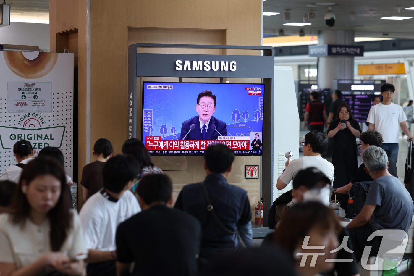 (서울=뉴스1) 이종수 기자 = 23일 오전 서울역 대합실에서 시민들이 이재명 대통령이 주재하는 부동산 대토론회 TV 생중계를 시청하고 있다. 2026.7.23/뉴스1