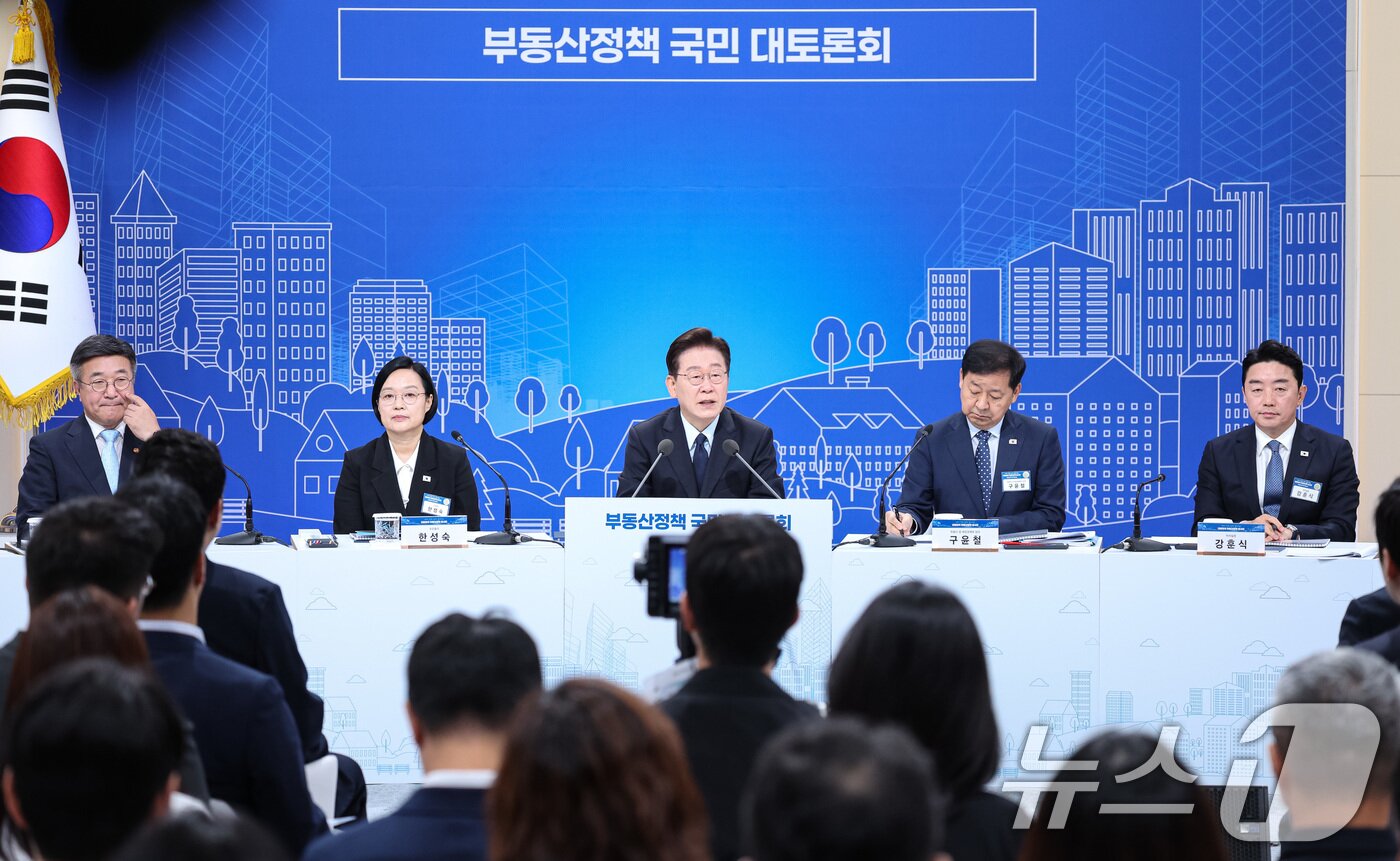 본문 이미지 - 이재명 대통령이 23일 서울 여의도 KBS 별관에서 열린 부동산정책 국민 대토론회에서 발언하고 있다. 2026.7.23 ⓒ 뉴스1 허경 기자