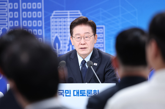 李대통령 "국가 명운 걸고 '집 못 지어 미친 것처럼' 조기 대량 공급 지시"