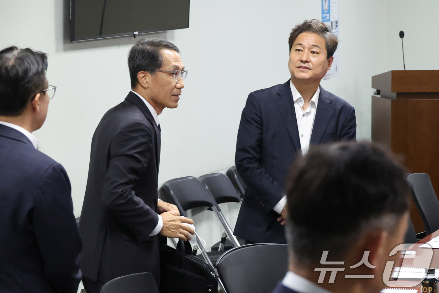 (서울=뉴스1) 신웅수 기자 = 유재성 경찰청장 직무대행이 23일 서울 여의도 국회 의원회관에서 열린 행정안전위원회 비공개 당정에서 김영배 더불어민주당 의원과 대화하고 있다. 20 …