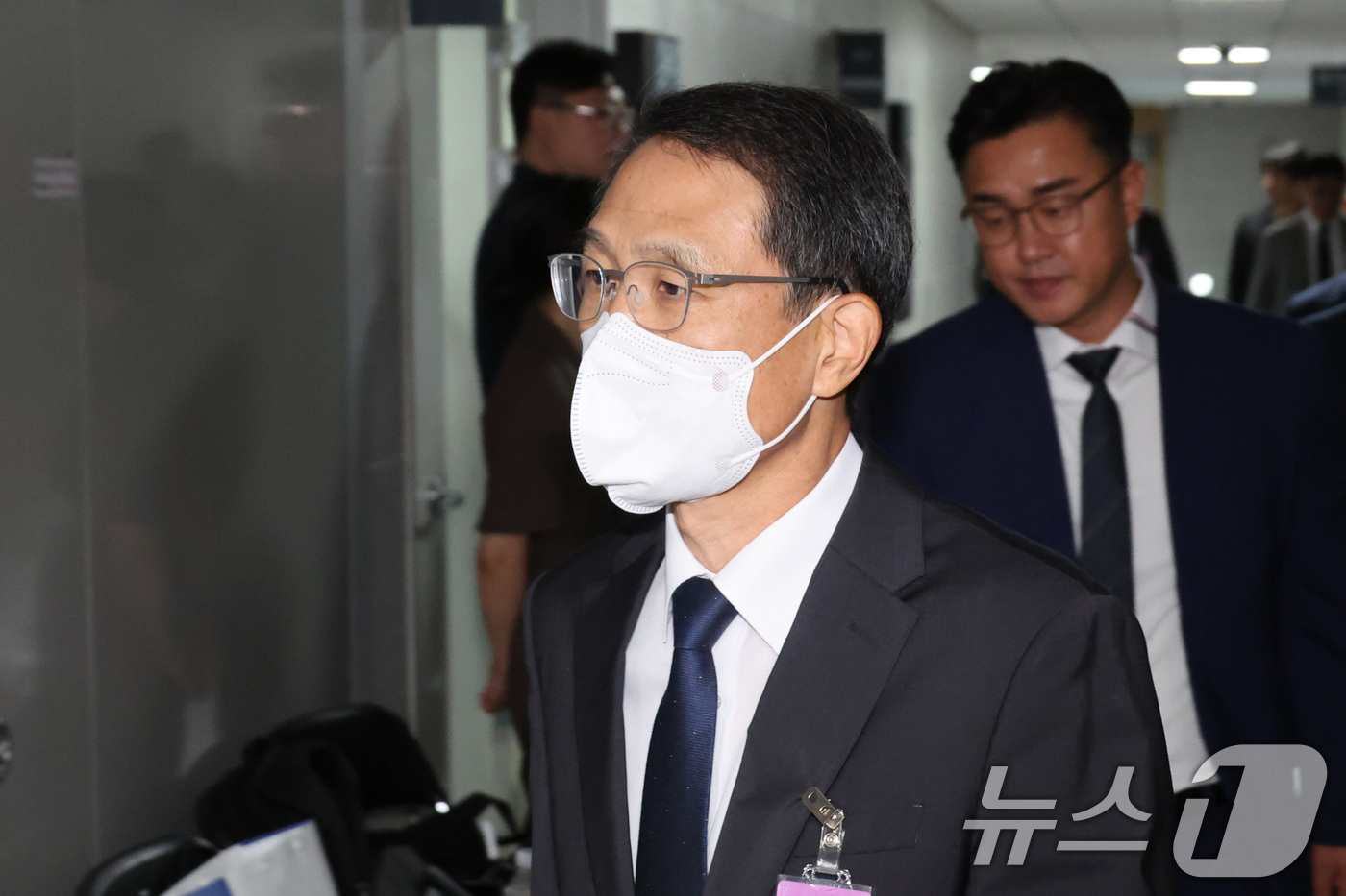 (서울=뉴스1) 신웅수 기자 = 유재성 경찰청장 직무대행이 23일 서울 여의도 국회 의원회관에서 열린 행정안전위원회 비공개 당정에 참석하고 있다. 2026.7.23/뉴스1
