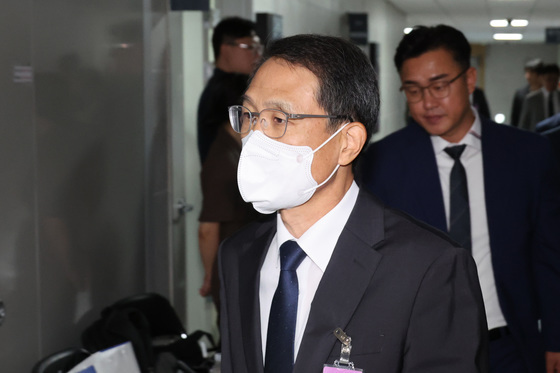 당정 참석하는 유재성 경찰청장 직무대행
