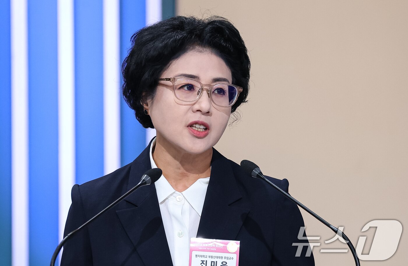본문 이미지 - 진미윤 명지대학교 교수가 23일 서울 여의도 KBS 별관에서 열린 부동산정책 국민 대토론회에서 주택공급 확대 및 전월세 시장 안정방안에 대한 발제를 하고 있다. 2026.7.23 ⓒ 뉴스1 허경 기자
