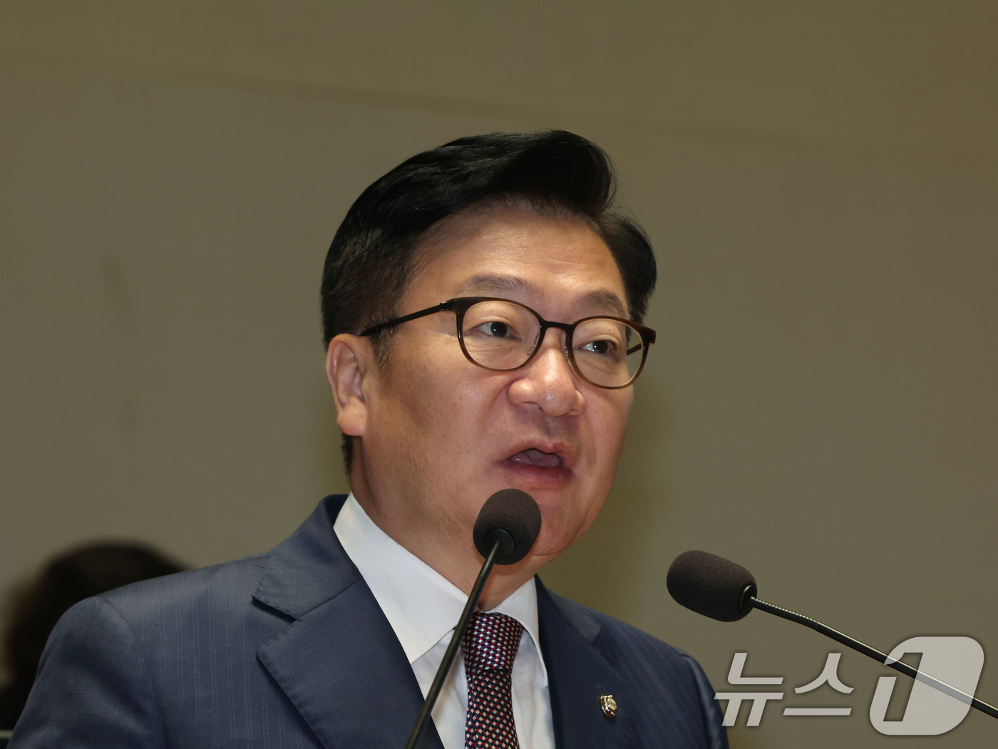 (서울=뉴스1) 황기선 기자 = 정점식 국민의힘 원내대표가 23일 오전 서울 여의도 국회에서 열린 제22대 국회 후반기 상임위원장 후보자 선출 의원총회에서 모두발언을 하고 있다. …