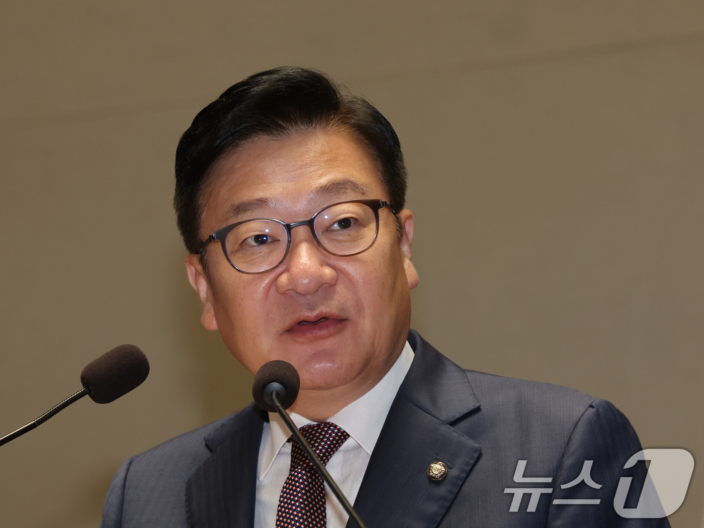 (서울=뉴스1) 황기선 기자 = 정점식 국민의힘 원내대표가 23일 오전 서울 여의도 국회에서 열린 제22대 국회 후반기 상임위원장 후보자 선출 의원총회에서 모두발언을 하고 있다. …