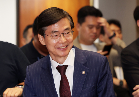 의총 참석하는 조경태 의원