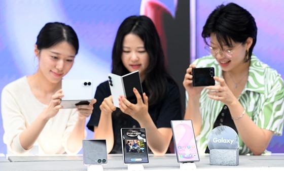 '삼성의 새 폴더블 폰 3종을 소개합니다'