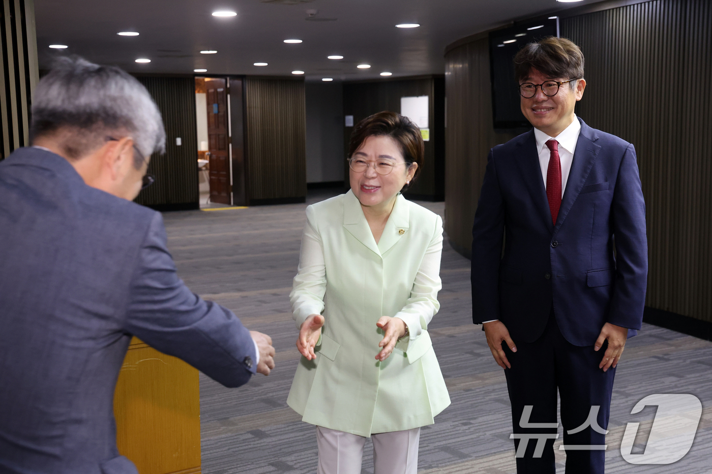 (서울=뉴스1) 황기선 기자 = 국회 국토교통위원장에 출마한 국민의힘 김정재, 유의동 의원이 23일 오전 서울 여의도 국회에서 열린 제22대 국회 후반기 상임위원장 후보자 선출 의 …
