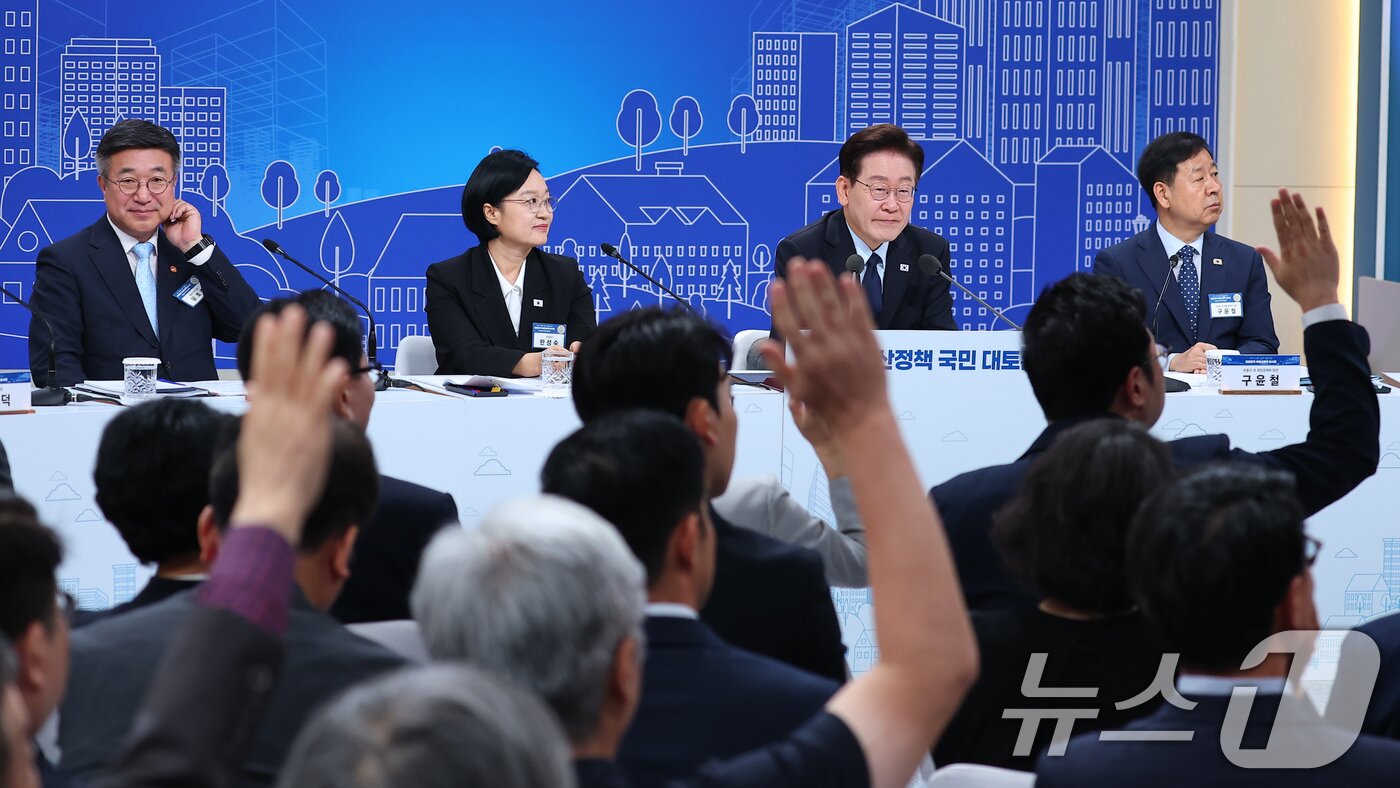 본문 이미지 - 이재명 대통령이 23일 서울 여의도 KBS 별관에서 열린 부동산정책 국민 대토론회에서 발언권을 요청하는 참석자들을 바라보고 있다. 2026.7.23 ⓒ 뉴스1 허경 기자
