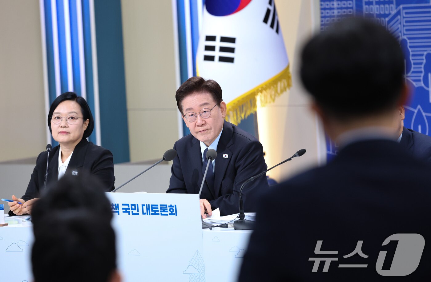 본문 이미지 - 이재명 대통령이 23일 서울 여의도 KBS 별관에서 열린 부동산정책 국민 대토론회에서 참석자들의 발언을 경청하고 있다. 2026.7.23 ⓒ 뉴스1 허경 기자