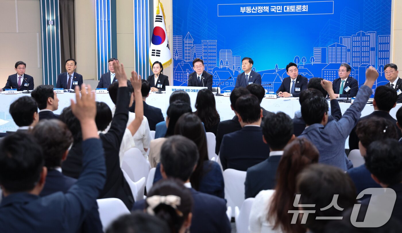 본문 이미지 - 이재명 대통령이 23일 서울 여의도 KBS 별관에서 열린 부동산정책 국민 대토론회에서 발언권을 요청하는 참석자들을 바라보고 있다. 2026.7.23 ⓒ 뉴스1 허경 기자