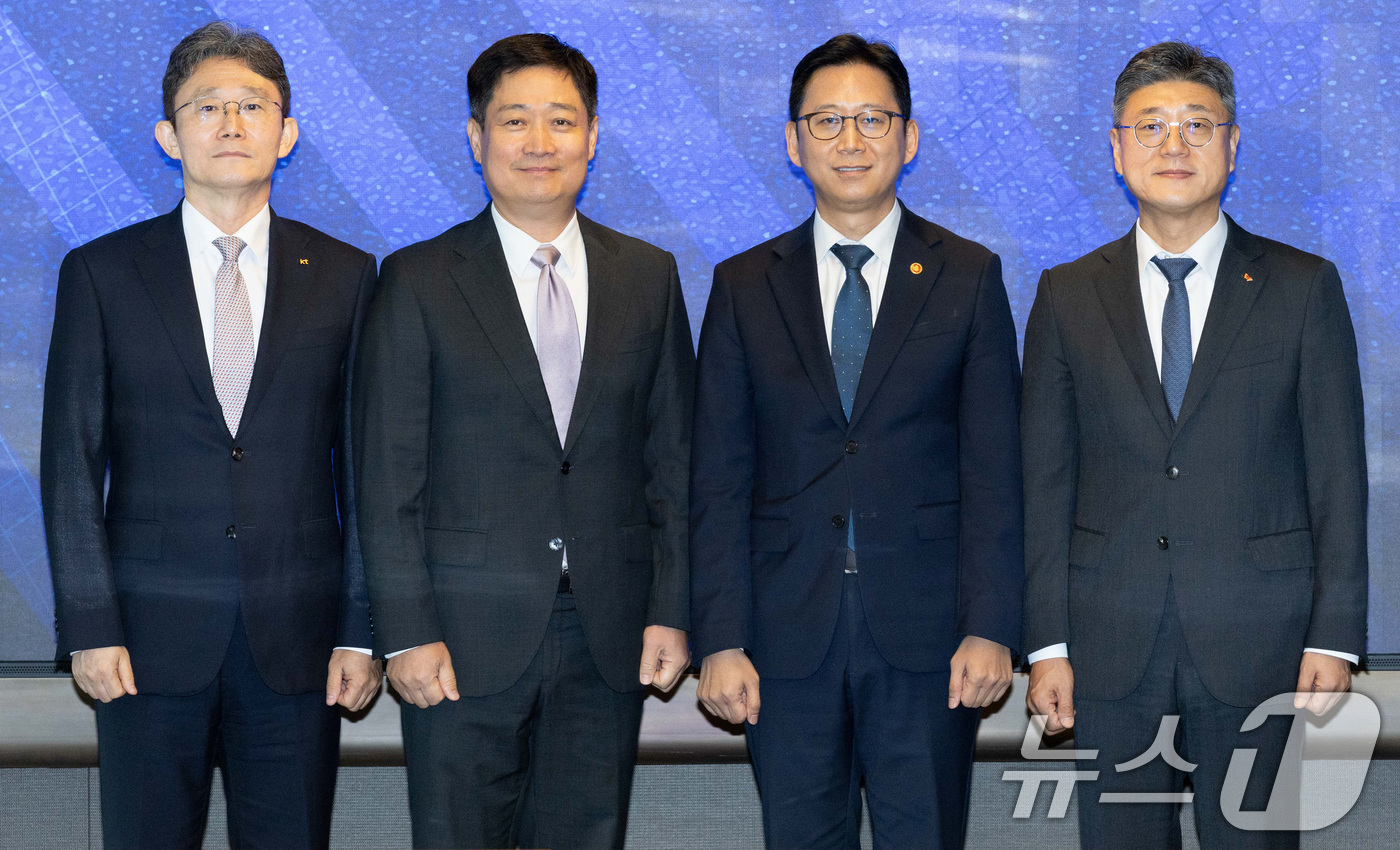 (서울=뉴스1) 구윤성 기자 = 배경훈 부총리 겸 과학기술정보통신부 장관이 23일 오전 서울 중구 SKT타워에서 열린 통신사 CEO 간담회를 앞두고 기념촬영을 하고 있다. 왼쪽부터 …
